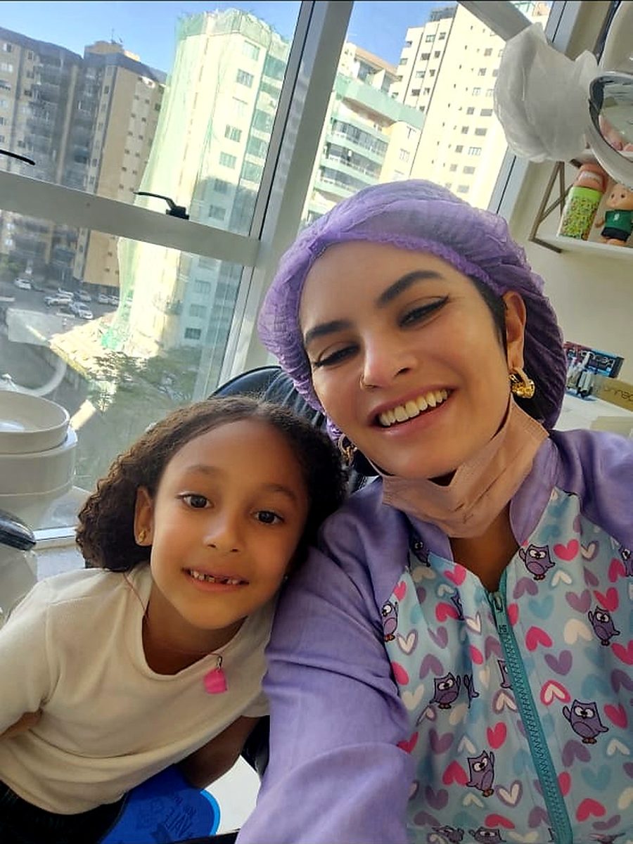 Dra. Camila Melo e paciente sorrindo no consultório