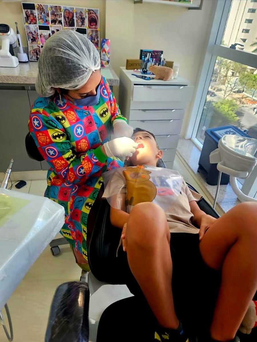 Atendimento odontológico infantil na cadeira do consultório